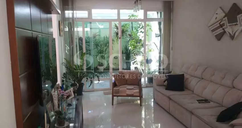 Casa no brooklin, 180m2 com 3 dormitóorios, 2 salas, cozinha com armários, quintal e  2 vagas.