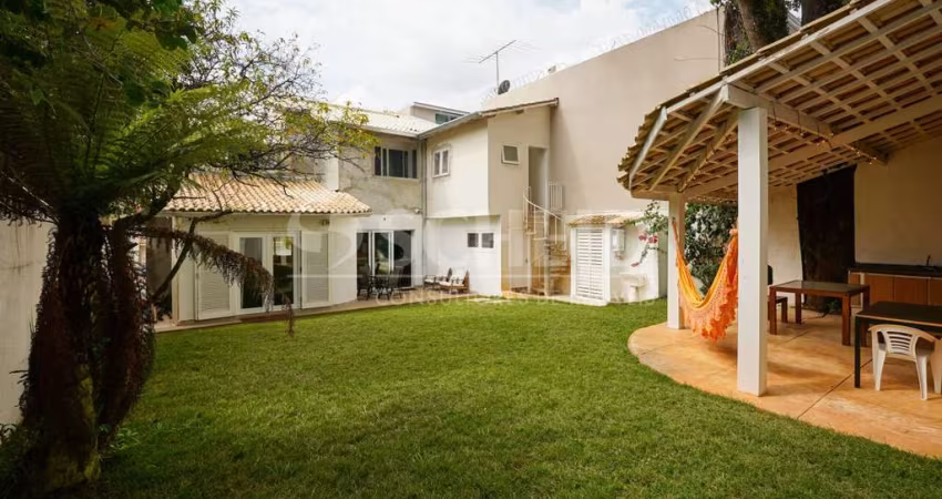 Casa à Venda  no bairro Alto da Boa Vista - SP com 292 m² Construídos e 444 m² de Terreno!