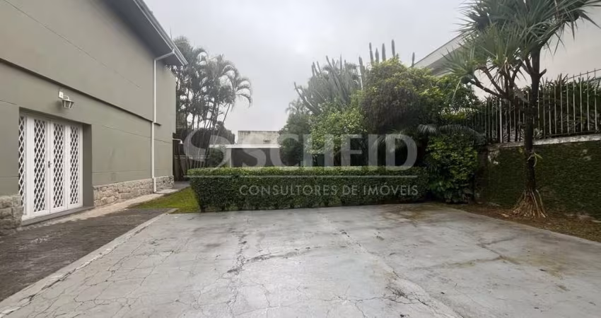 Casa no Brooklin com 3 quartos sendo 1 suíte e 4 vagas de garagem.