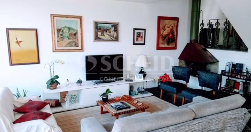 Casa com três dormitórios, 1 suíte e duas vagas à venda no Jardim Prudência.