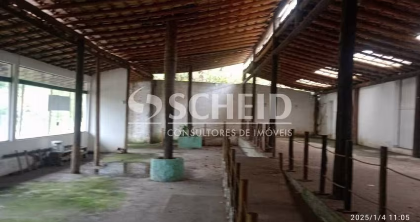 Galpão comercial com 900m2 de terreno em ótima localização no Jd. Petropolis