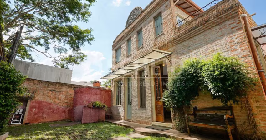 Casa linda com personalidade no melhor do bairro !a 2 quadras da escola Waldorf