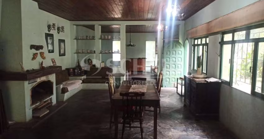 Casa no Cond. Sete Praias, 400m2 construídos: 5 quartos 1 suite, 4 salas, cozinha, edícula e 6 vagas