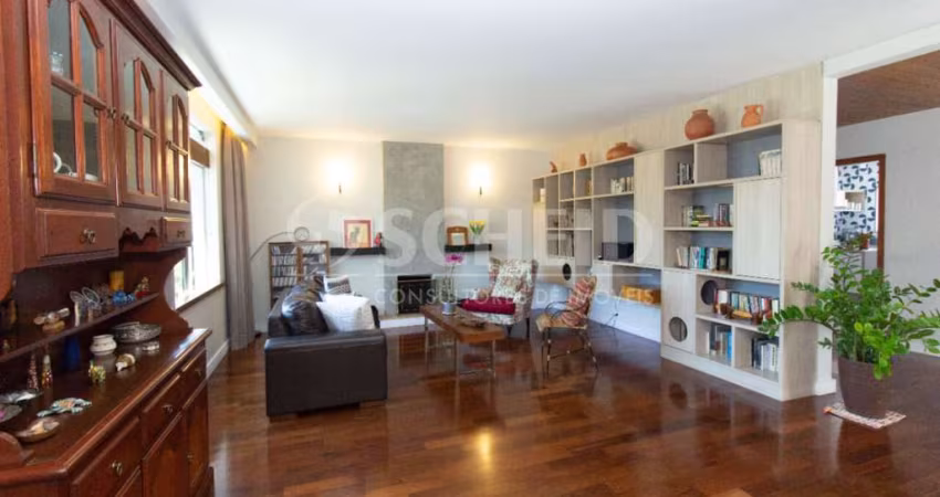 Casa á Venda no Brooklin com 314m², 4 quartos sendo 2 suítes, 4 vagas.