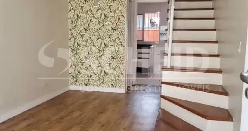 Casa em condomínio, 2 dorms 2 vagas quintal com churrasqueira