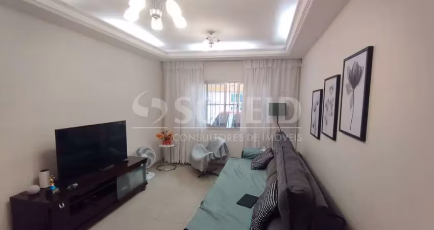 Casa a venda com três quartos, suíte e duas vagas de garagem com portão automático.