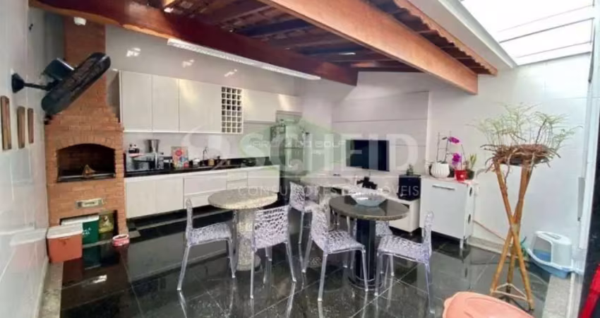 Casa com 3 quartos para alugar na Rua Antônio de Oliveira Gago, --, Campo Grande, São Paulo