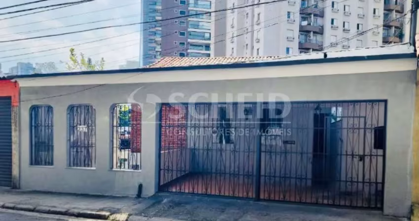 Terreno de 384m² com duas casas em rua tranquila próximo ao metrô