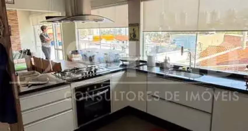Casa de vila com 06 dormitórios, sendo 03 suítes, 02 vagas