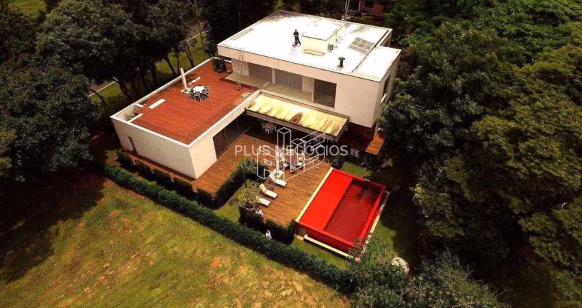 Luxuosa Casa à Venda no Condomínio Lago Azul Golf Clube - 5 Suítes, Piscina e Vista para o Campo de