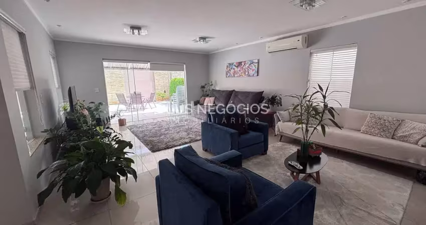 Linda Casa no Condomínio Real Villas Europa a venda com 4 Suítes, Recém reformada, com Piscina Aque