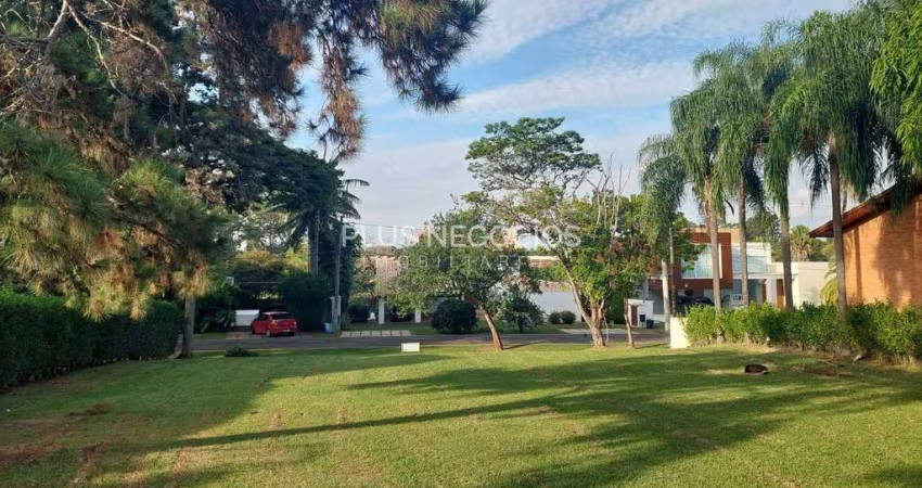 MARAVILHOSO TERRENO NO CONDOMINIO LAGO AZUL GOLFE CLUBE, 1.074 mts², plano, proximo a portaria prin