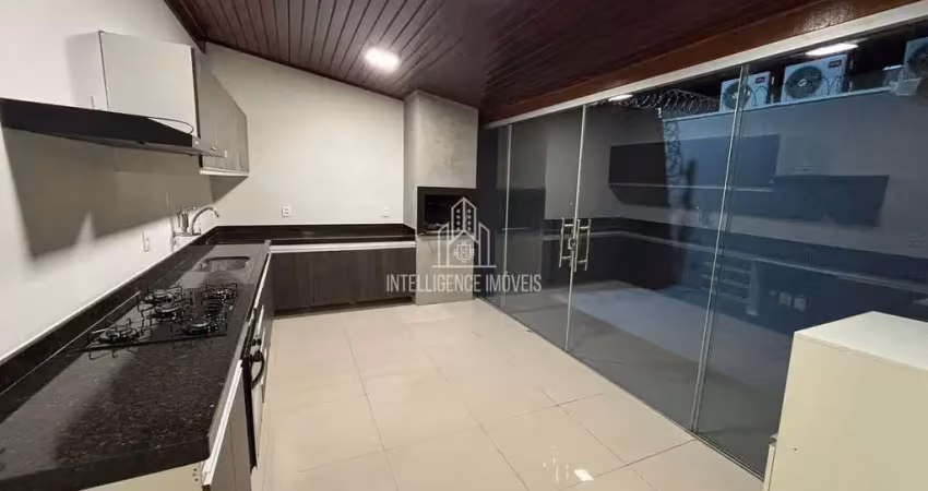 ** casa à venda em condomínio com 3 quartos (2 suítes), cozinha com churrasqueira, móveis planejado