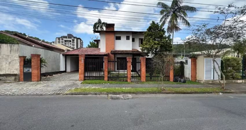 Sobrado à venda cosuíte mais 2 quartos no Bairro Saguaçu em Joinville-SC