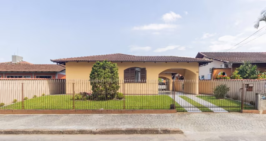 Casa de alvenaria averbada com 1 suíte mais 2 quartos à venda no bairro Costa e Silva em Joinville -SC
