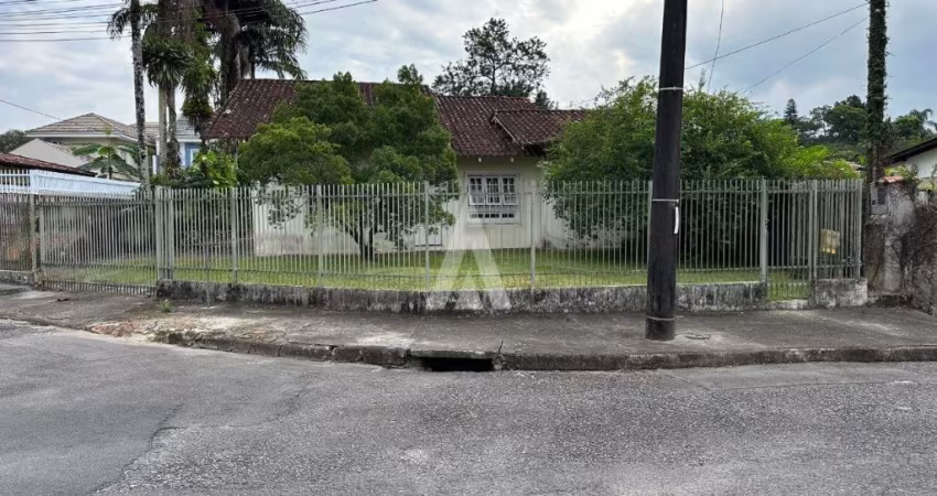 Oportunidade  Casa com 1 suíte mais 2 quartos à venda no bairro Glória em Joinville- SC