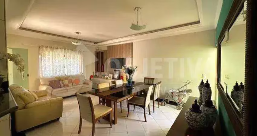 Excelente casa no Bairro Segismundo Pereira muito bem localizada em Uberlândia