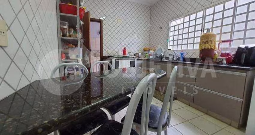 Belíssima casa no Bairro Santa Monica em Uberlândia