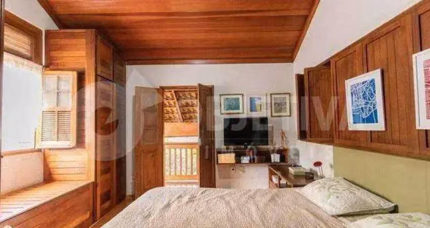 Belíssima casa no Bairro Saraiva localizada próximo a UFU