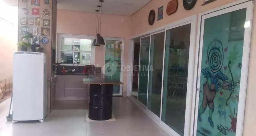 Casa com 3 quartos à venda no Santa Mônica, Uberlândia 