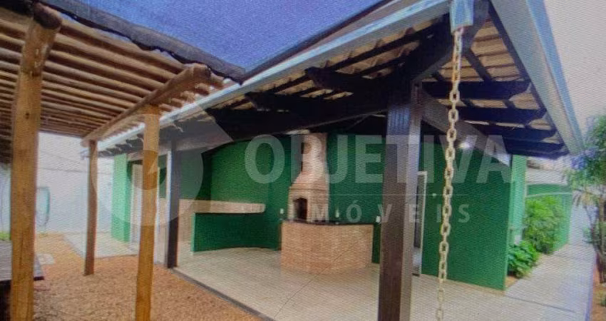Linda casa térrea à venda em condomínio fechado em Uberlândia