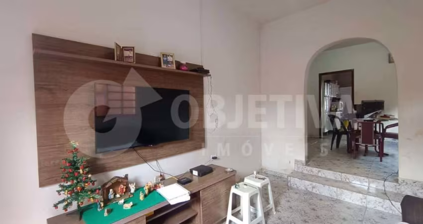 Casa disponível para venda em boa localização no bairro Osvaldo Rezende em Uberlândia