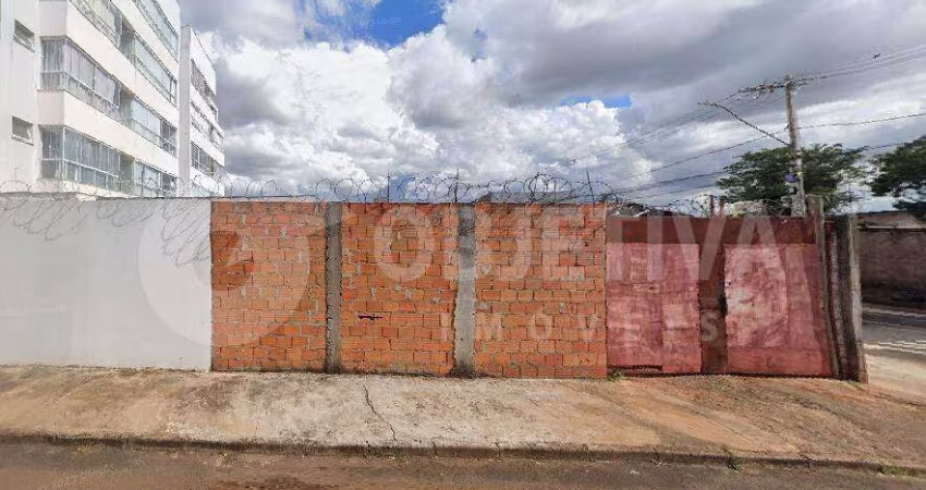 Terreno disponível para venda no bairro Santa Mônica em Uberlândia