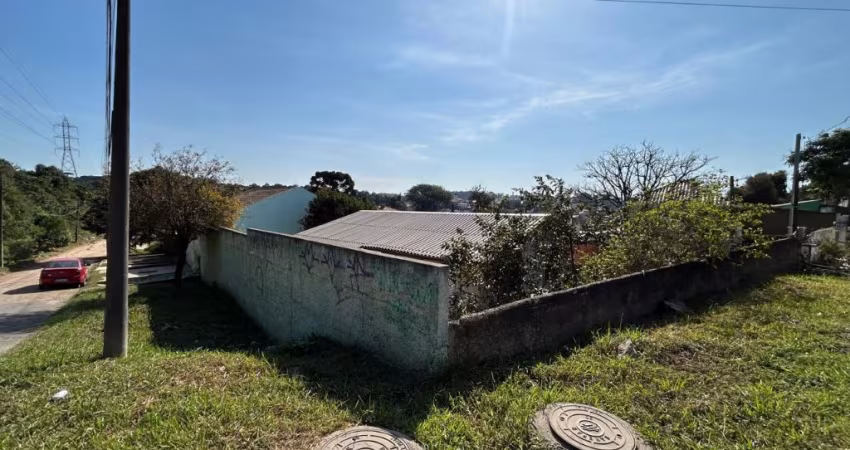 Terreno de esquina comercial, contendo 1 sobrado e 1 casa de madeira - Santa Cândida