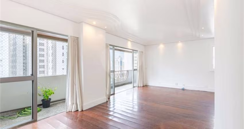 Apartamento com 4 quartos à venda ou para locação em Moema - SP
