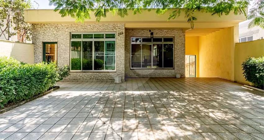 Casa térrea com 3 quartos à venda ou para locação em Vila Hamburguesa - SP