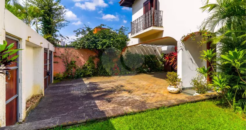 Casa com 5 quartos à venda na Rua Sucuriú, --, Alto de Pinheiros, São Paulo