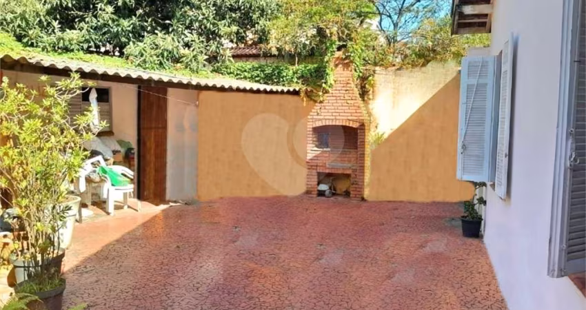 Casa térrea com 3 quartos à venda em Caxingui - SP