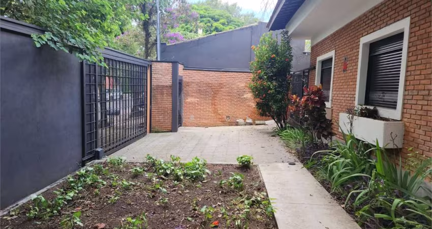 Casa térrea com 3 quartos à venda ou para locação em Alto De Pinheiros - SP