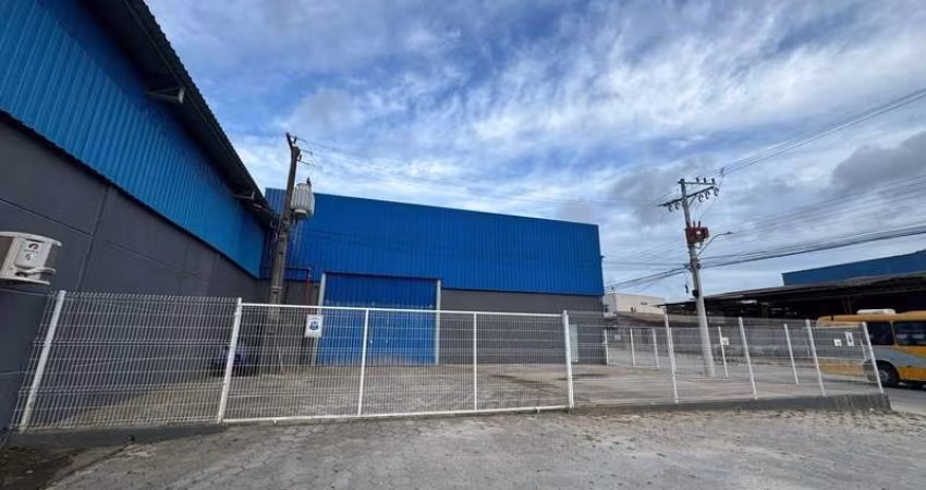 Galpão com 730m2 com 2 docas para locação em Itajaí - SC