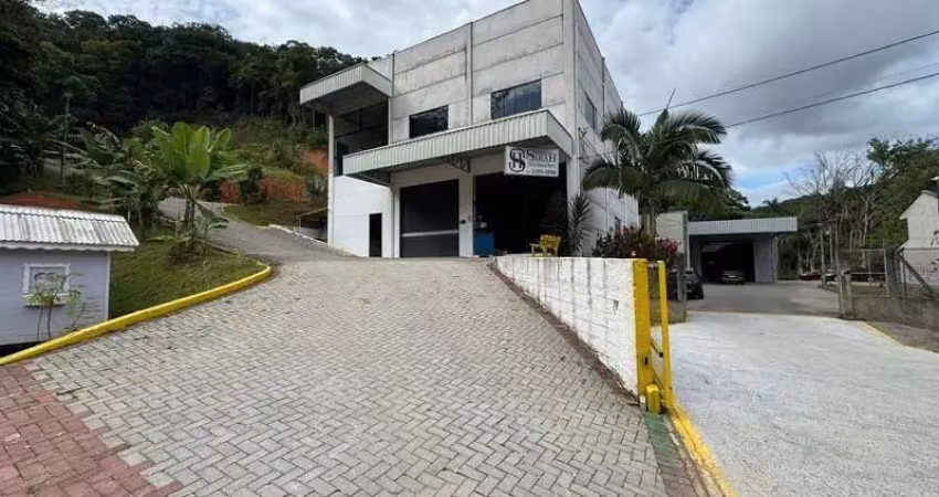 Galpão com 340m2 para locação na cidade de Brusque - SC