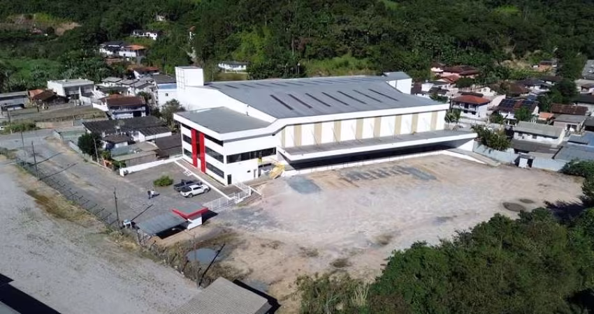 Galpão para locação com 4.690m², refeitório, escritório , docas em Gaspar/SC.