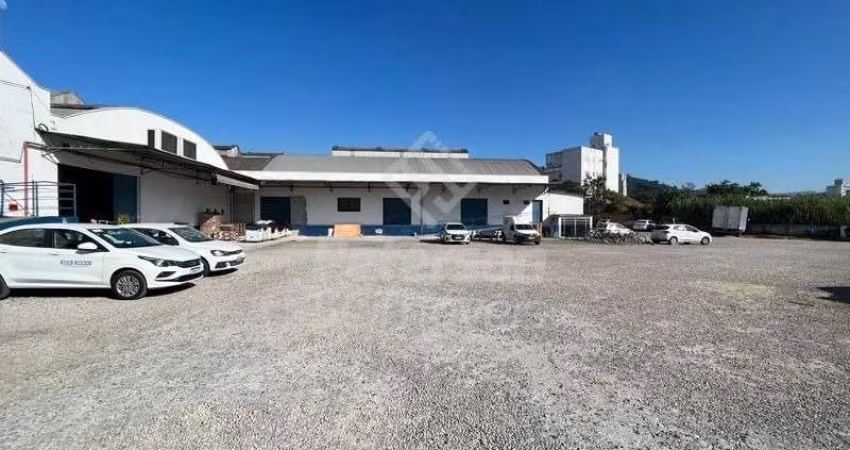 Galpao com amplo estacionamento em Brusque/SC