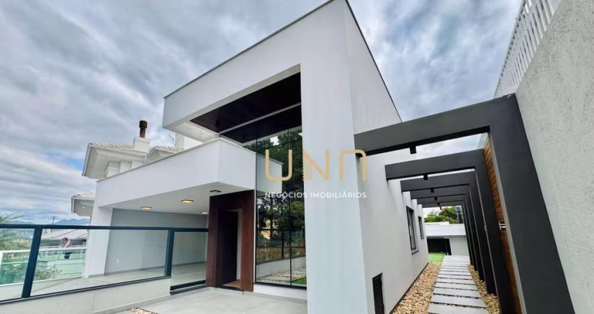 Linda casa em bairro nobre da Palhoça, 03 quartos, vaga de garagem e área externa com piscina e churrasqueira.