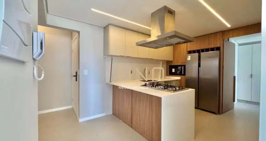 Apartamento reformado com 2 suítes, demi-suíte e localização privilegiada na beira-mar norte