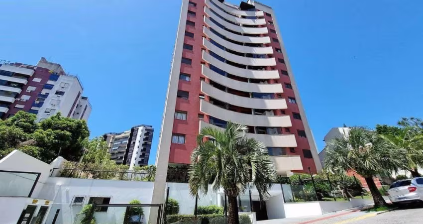 Apto no Centro 03 quartos com suite e garagem.
