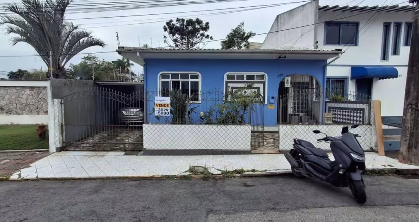 Casa com 03 dormitórios sendo 01 suite no bairro Estreito em Florianópolis
