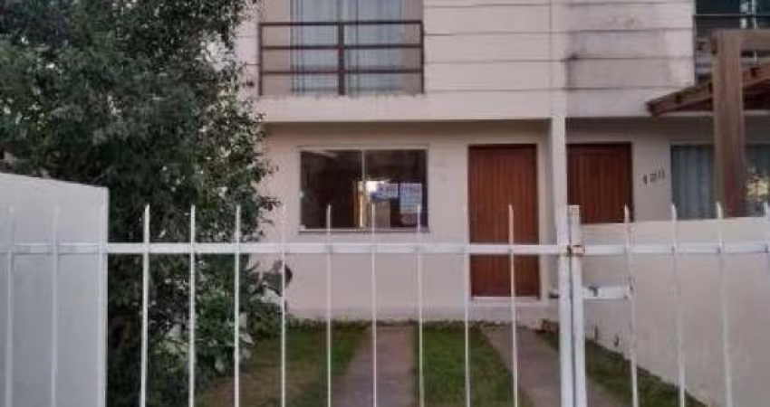 BROGNOLI VENDE - Casa duplex com pátio privativo e área externa com deck nos fundos!