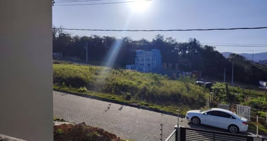 Casa geminada com 03 quartos em Forquilha São José.