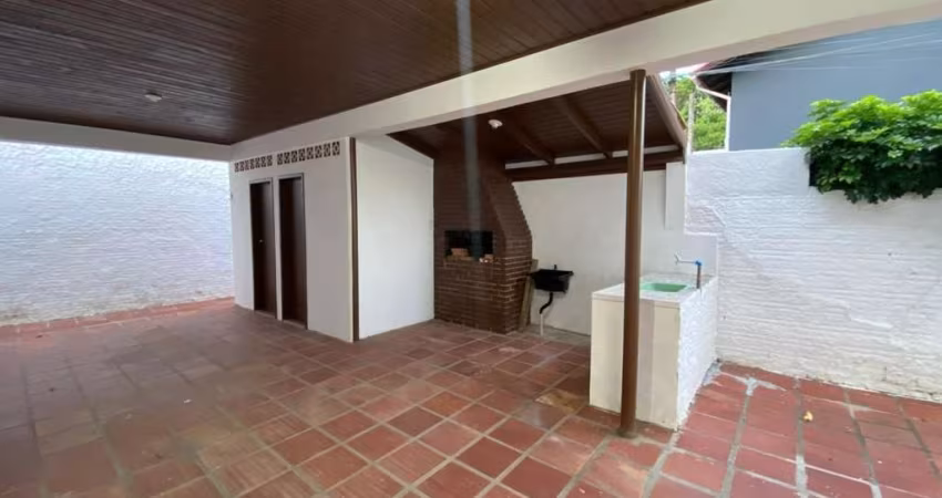 BROGNOLI VENDE-  Casa na quadra do mar no Centrinho dos Ingleses