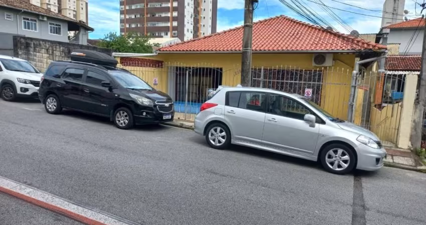 Casa em Barreiros com 4 quartos (duas suítes).