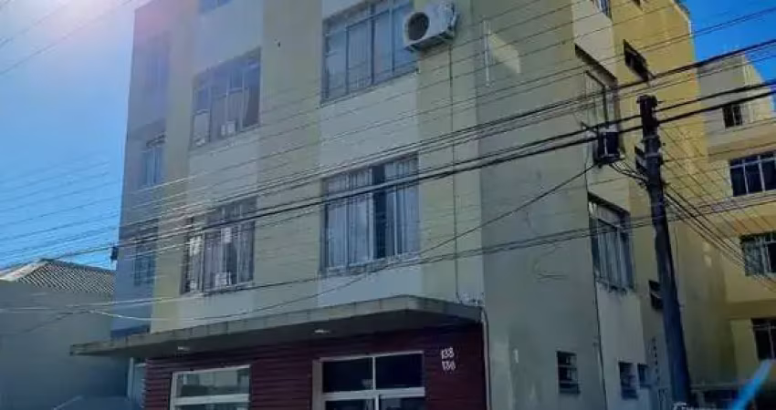 Apto no Balneário com dois quartos e garagem.