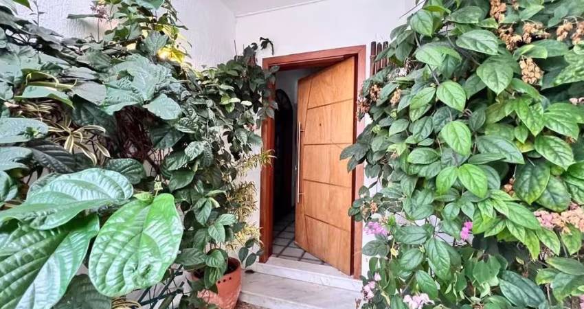 Casa térrea com 3 quartos, suíte, 4 vagas e piscina no Santa Mônica/Florianópolis