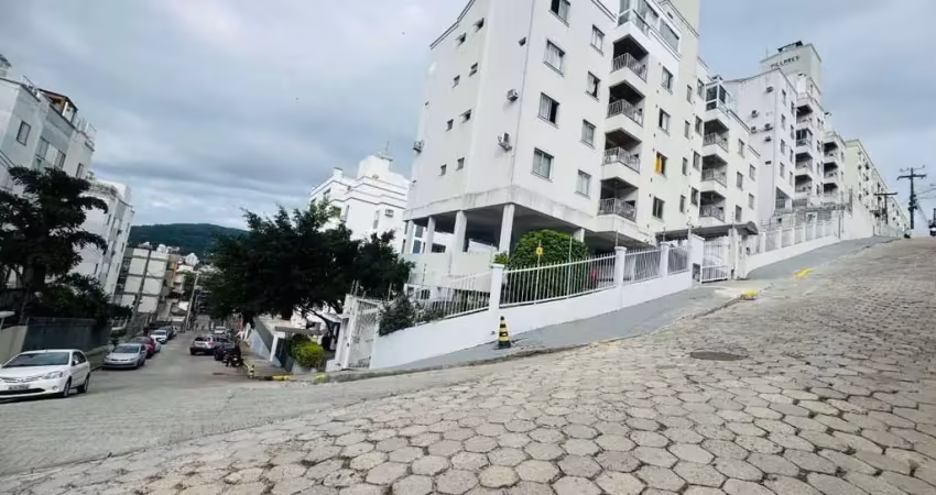 Apartamento a venda 1 dormitório com Garagem - Carvoeira