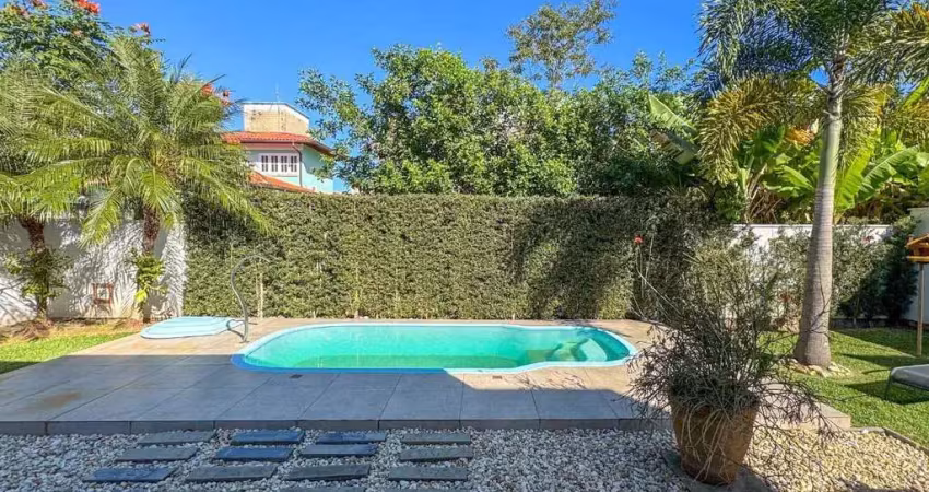 Casa mobiliada - 4 dormitórios - 3 suítes - pátio com piscina - jurerê internacional - florianópolis