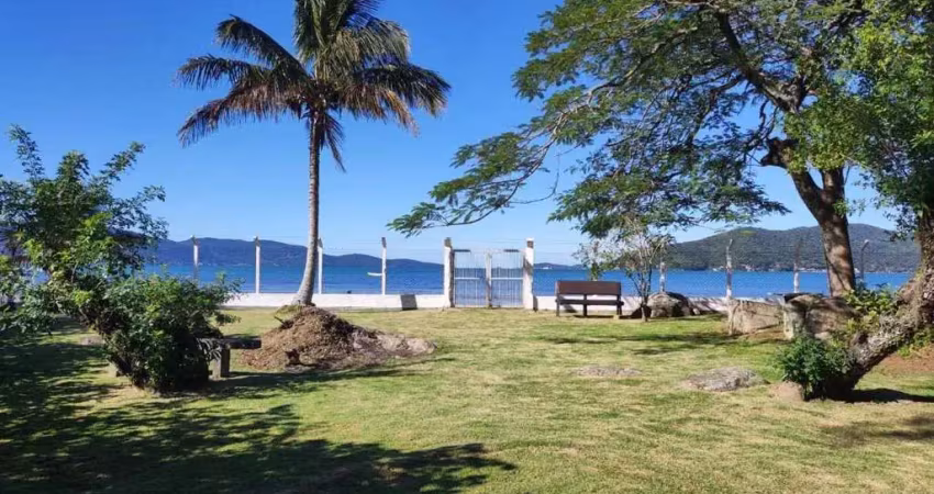 Casa frente mar pé na areia à venda na enseada de brito, palhoça - sc